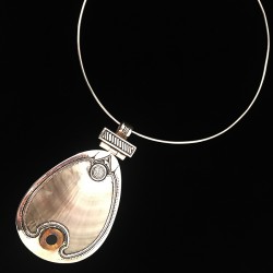 Pendentif médaillon nacre,...