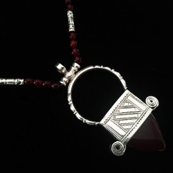 Croix d'Ingall, agate et perles rouges